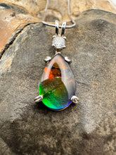 Load image into Gallery viewer, ammolite pendant