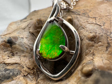 Load image into Gallery viewer, ammolite pendant