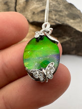 Load image into Gallery viewer, ammolite pendant