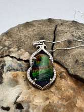 Load image into Gallery viewer, ammolite pendant