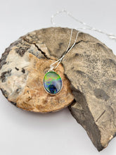 Load image into Gallery viewer, ammolite pendant