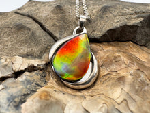 Load image into Gallery viewer, ammolite pendant