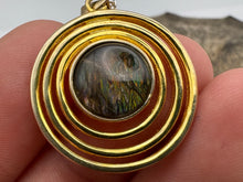 Load image into Gallery viewer, gold ammolite pendant