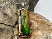 Load image into Gallery viewer, ammolite pendant