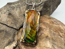 Load image into Gallery viewer, ammolite pendant