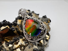 Load image into Gallery viewer, ammolite pendant