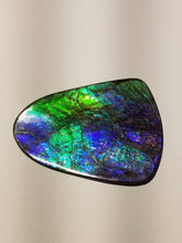 Load image into Gallery viewer, Very Large Collector piece purple/blue/green ammolite Gemstone  100x76mm 6O - thickness 5mm